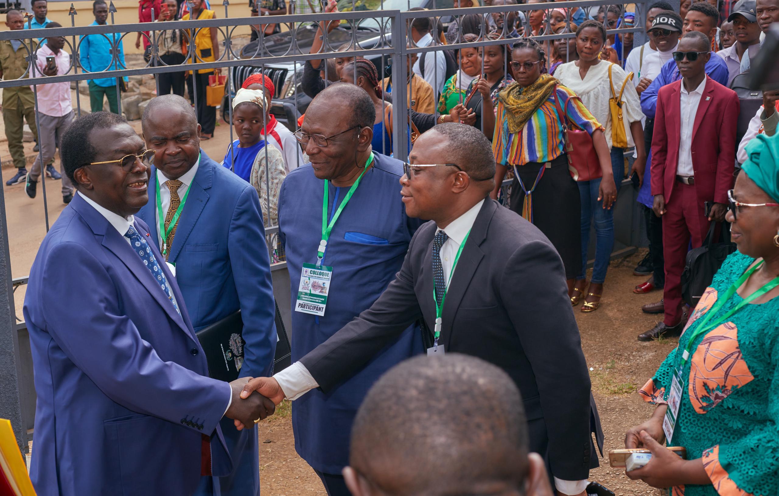 Monsieur le Recteur saluant le VDRC, le Professeur EVOUNA