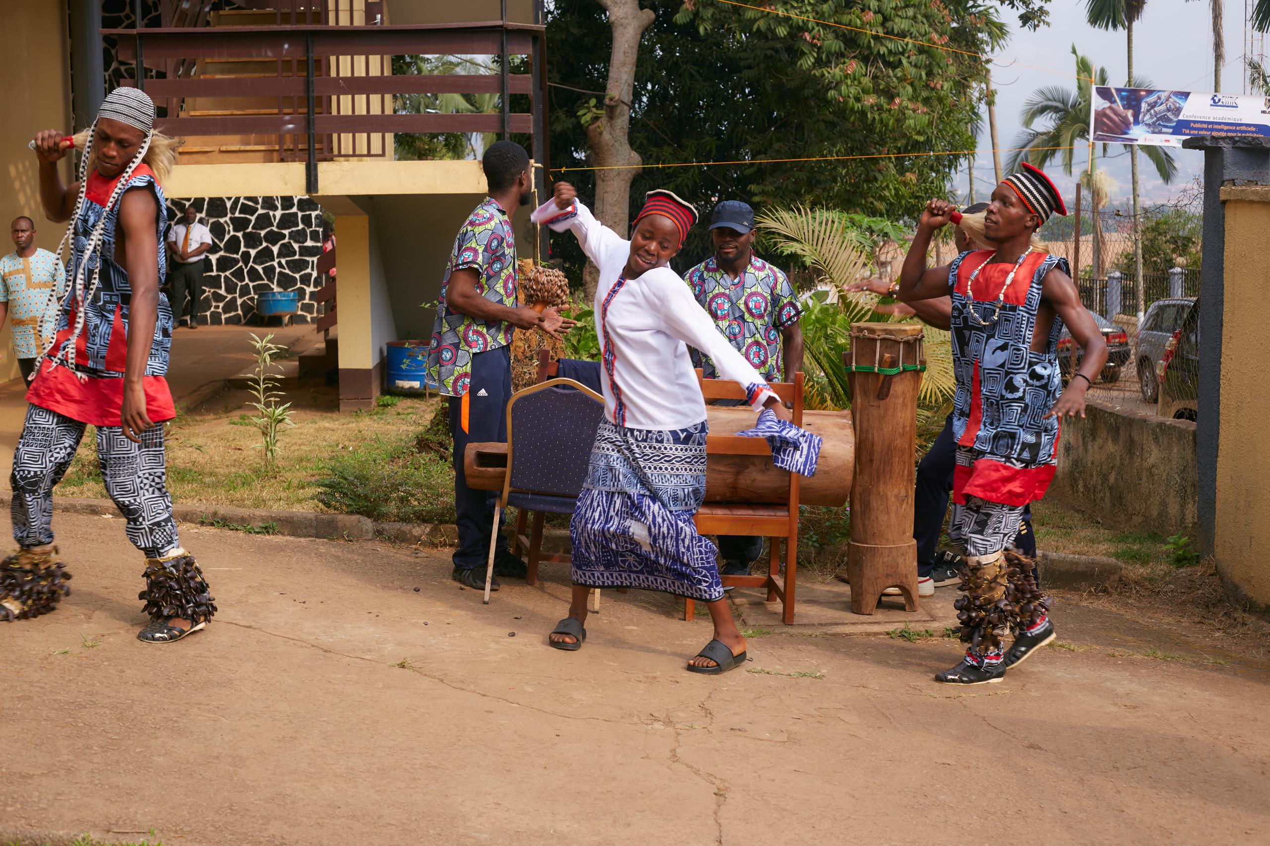 Le club danse à l'oeuvre